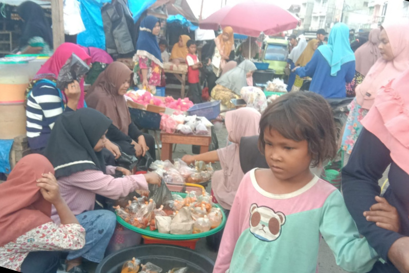 Ramadhan Tiba Masyarakat Palas Berburu Takjil Bubur Kolak Dan Gulai