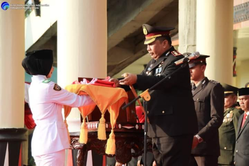 Kapolres Diari Astatika Inspektur Upacara Penurunan Bendera HUT RI Ke