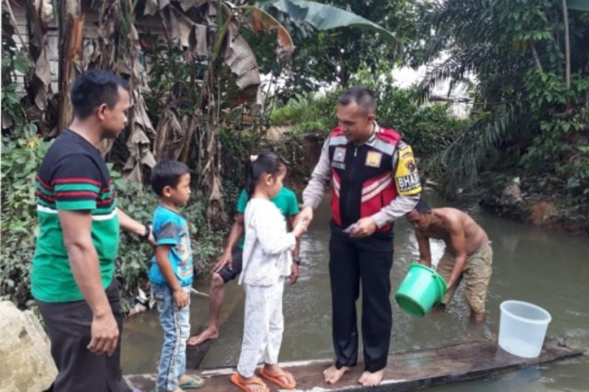 
					Brigadir Yusron Sumbangkan 400 Ekor Bibit Ikan Nila Untuk Lubuk Larangan Desa Bonca Bayuon