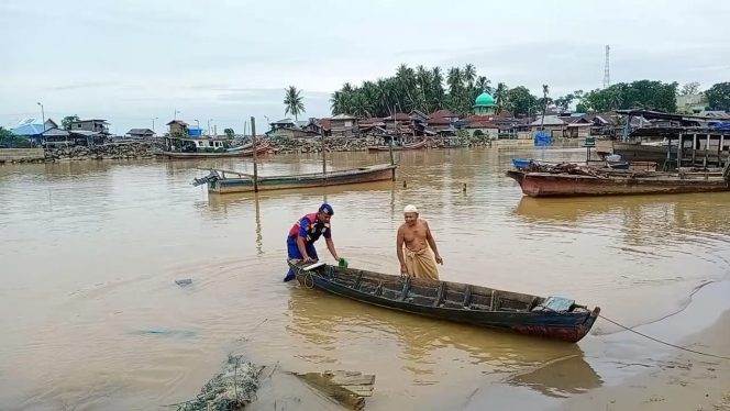 
					Personil Airud Polres Madina Bantu Kakek Buyung Bersihkan Sampan di Tepi Sungai Natal
