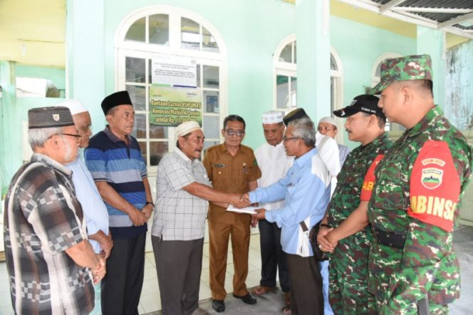 
					Pesantren Darul Mursyid Serahkan Bantuan Pembangunan Masjid Al-Qosim Sebesar 10 Juta