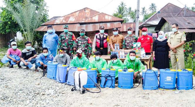
					Pemdes Malintang Jae Lakukan Penyemprotan Disinfektan Kedua Kalinya di Lingkungan Perumahan Warga
