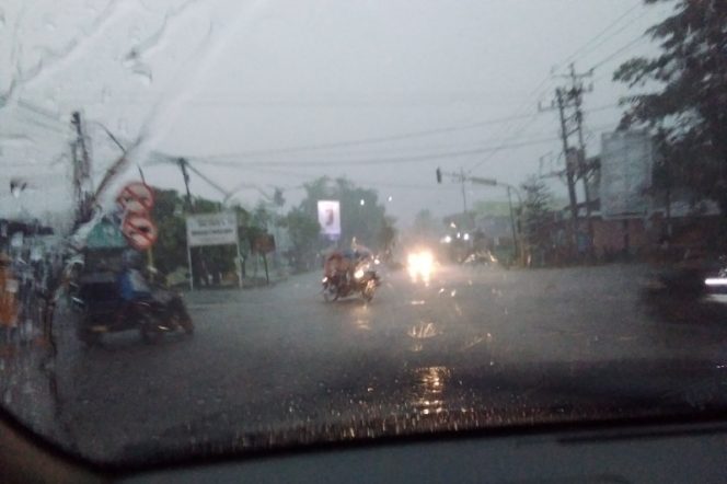 
					Kota Panyabungan Diguyur Hujan Lebat, Warga Mendoakan Era Covid-19 Hanyut Berlalu