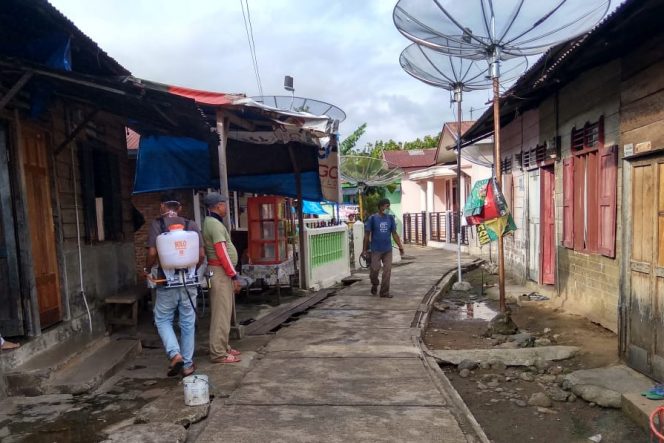 
					Lingkungan I & II Kelurahan Ujung Padang Lakukan Penyemprotan Disinfektan Guna Antisipasi Covid-19