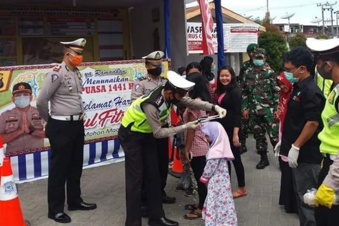 
					Satlantas Polres Dairi Bagikan Masker Kepada Masyarakat di Pos Pam Ops Ketupat Toba 2020