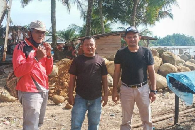 
					Mulai Dikerjakan, Pondasi Penahan Ombak Abrasi Pantai Tabuyung Menggunakan Batu Gajah