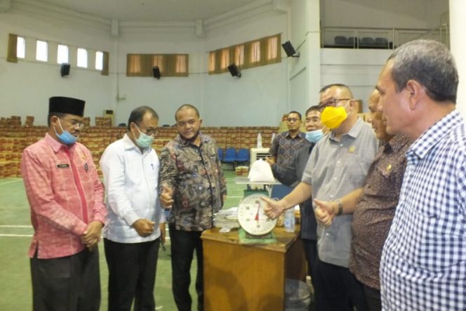 
					54.225 Paket Bantuan Pemprovsu Disalurkan, Ada 8 Ton Beras Berjamur Dikembalikan