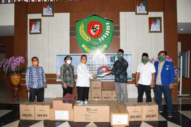 
					Mitra Kerja DPR RI dan Kemensos RI Serahkan Bantuan Kepada GTPP Covid-19 Kabupaten Tapsel
