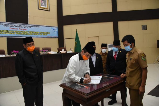 
					DPRD Tapsel Setujui Ranperda Pelaksanaan APBD 2019 Jadi Perda