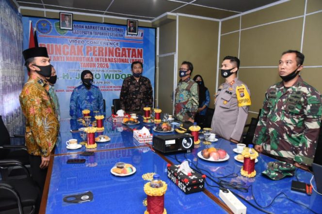 
					Wabup Tapsel Hadiri HANI 2020 Secara Vidcon Bersama Forkopimda