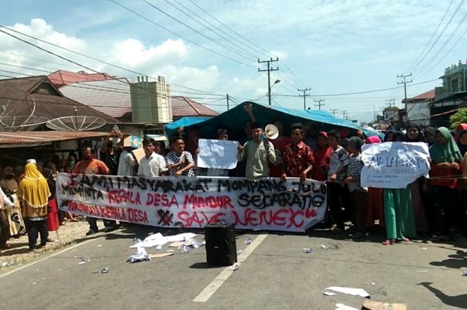 
					Gegara BLT, Warga Desa Mompang Julu Kembali Demo Tutup Jalan, Tuntut Kades Dicopot