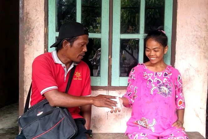 
					Bantuan Dermawan Diserahkan, Hamidah Akhirnya Berobat ke Medan