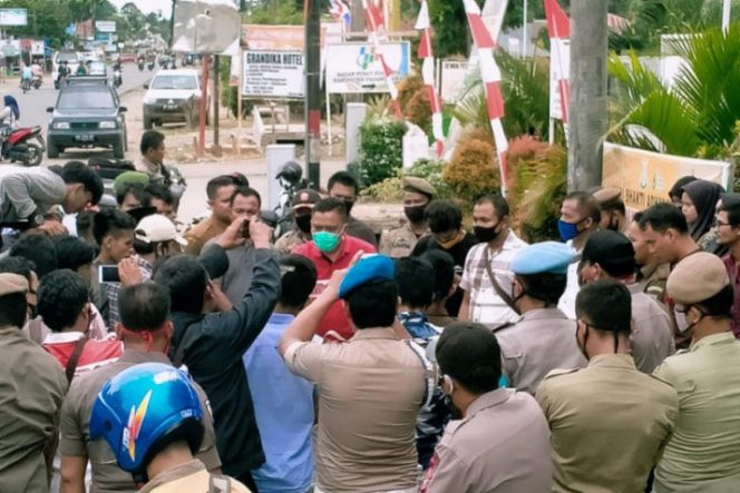 
					AMAK Orasi di Kantor Kajari Palas, Pertanyakan Penanganan Dana BOS Afirmasi