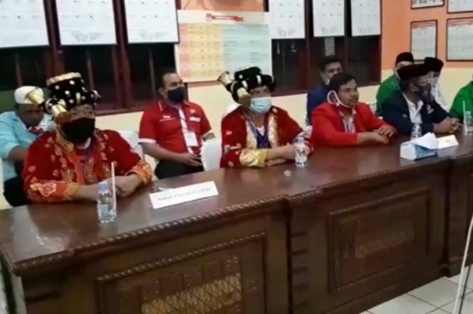 
					Paslon Dahlan – Aswin Mendaftar Ke KPU Madina Berpakaian Adat Mandailing