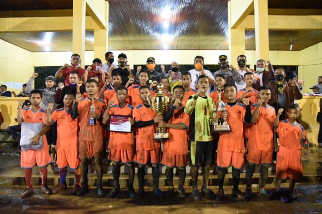 
					Bupati Tapsel Hadiri Penutupan Turnamen Sepak bola Sarasi Cup I