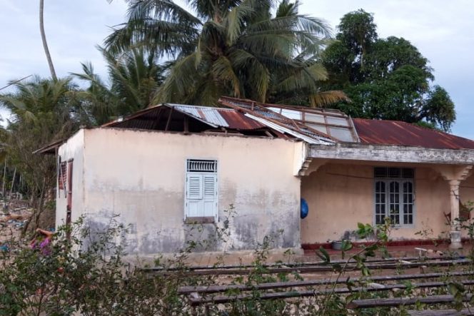 
					Angin Puting Beliung Rusak 4 Atap Rumah Warga Desa Tabuyung