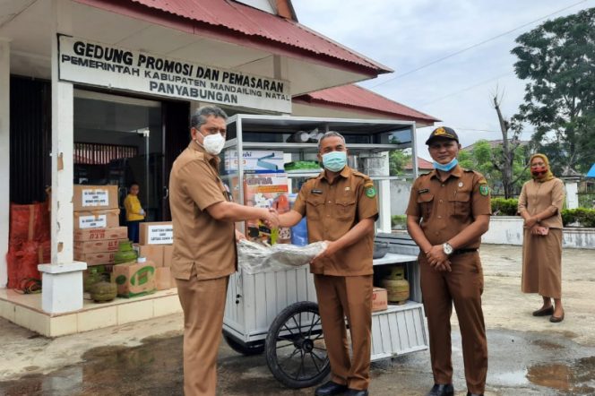 
					Dinas Perdagangan Madina Terima Bantuan 16 Unit Gerobak Jualan UMKM Dari Dekranasda Provsu