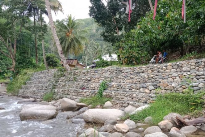 
					Lindungi Pemukiman Warga, Pemdes Sopo Batu Bangun 2 Titik Bronjong Penahan Banjir Setinggi 3 Meter