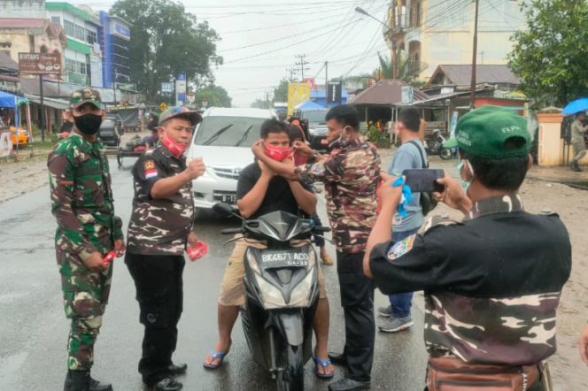 
					Kodim 0212/TS Gandeng FKPPI PC 0224 Palas Bagikan Masker Kepada Pengguna Jalan