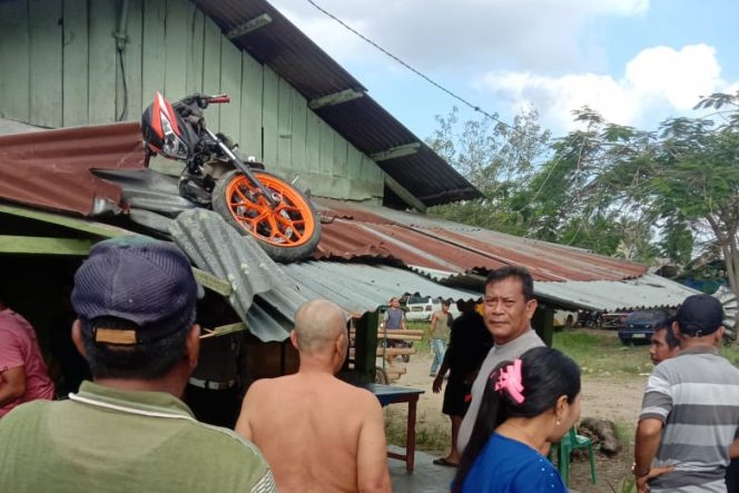 
					Tabrak Beca Barang, Sonik Terpental Hingga Keatas Atap Rumah Warga, Pengendara Luka – Luka