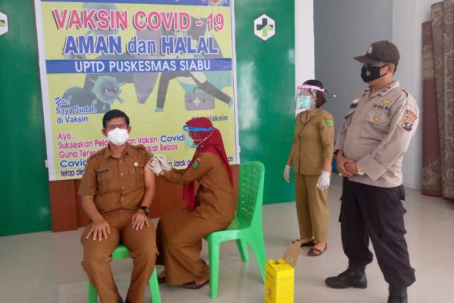 
					Kepala Puskesmas Siabu dan Tenaga Kesehatan di Vaksin Covid-19