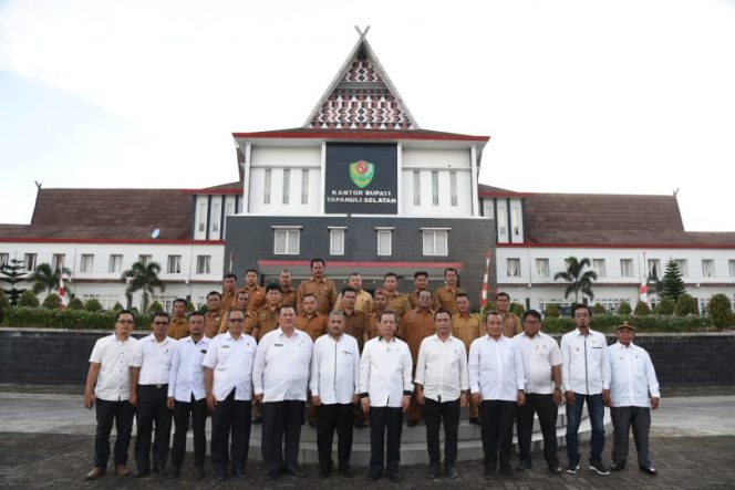 
					Bupati Tapsel : Datang Tampak Muka, Pulang Tampak Punggung