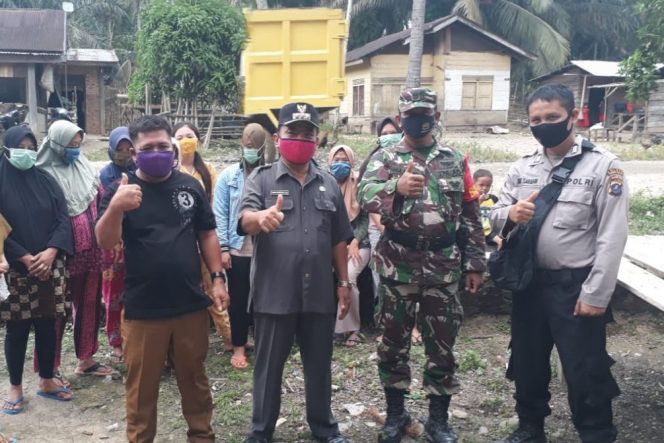 
					Pemeritah Kecamatan Sosa Timur dan PT. PHS Bersinergi Perbaiki Jalan Lintas Sosa – Riau