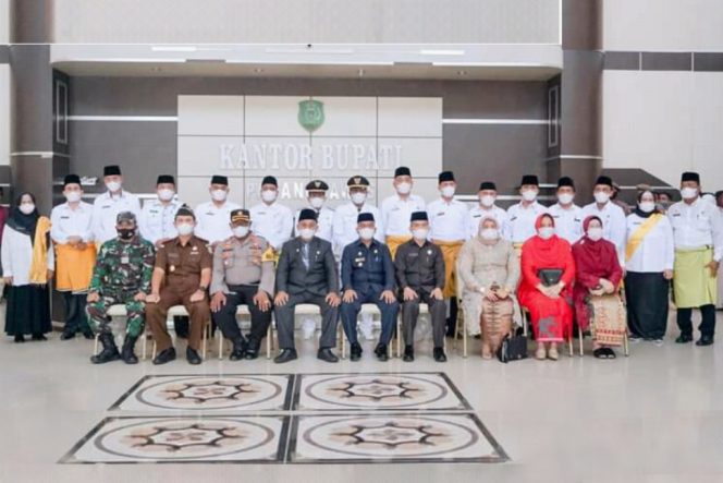 
					Lantik 13 Pejabat Eselon II dan III, Pesan Bupati Palas Belajarlah Dari Jam Dinding