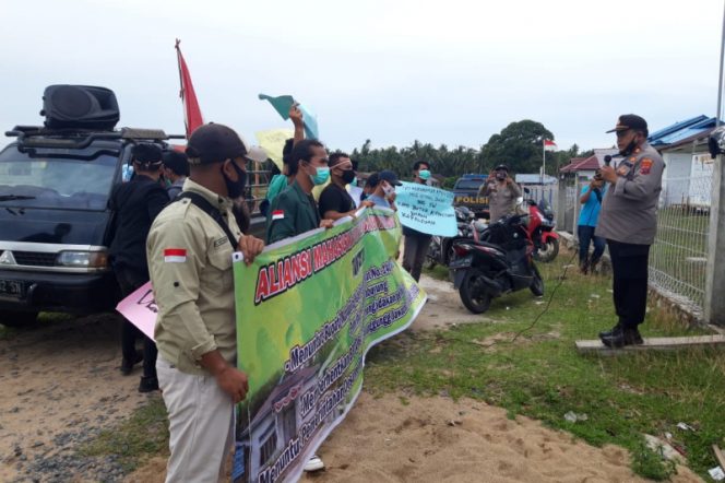 
					Aliansi Mahasiswa dan Pemuda Desa Tabuyung Aksi Damai, Sampaikan 3 Aspirasi