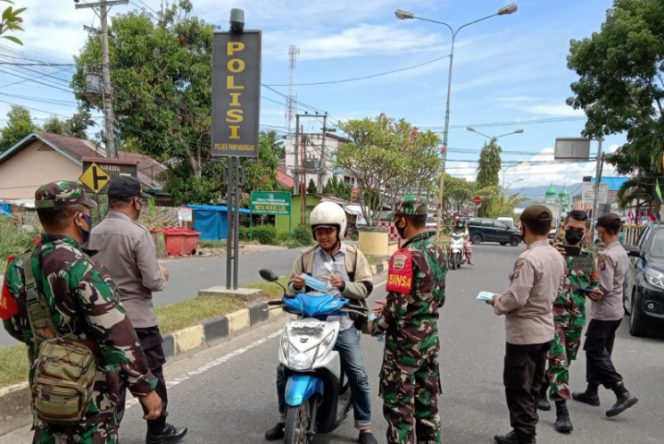 
					Sinergi TNI – Polri, Polsek Panyabungan Mendukung Optimalisasi PPKM Melalui Pembagian Masker