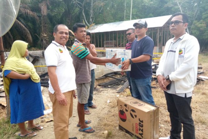 
					Partai Berkarya Madina Serahkan Bantuan Korban Kebakaran di Desa Huta Godang Muda
