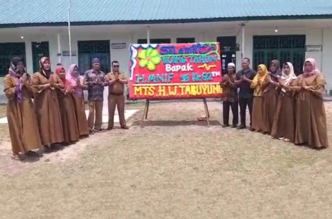 
					Keluarga Besar Mts Hubbul Wathon Desa Tabuyung Sampaikan Do’a Pada HUT H. Anif Ke 82