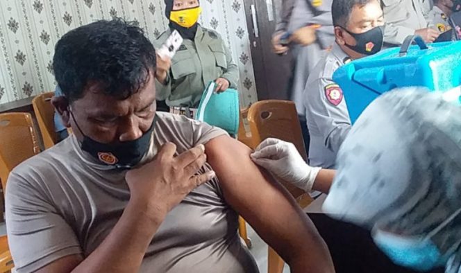 
					Personil Polres dan Polsek Se – Padang Lawas Ikuti Vaksinasi Perdana
