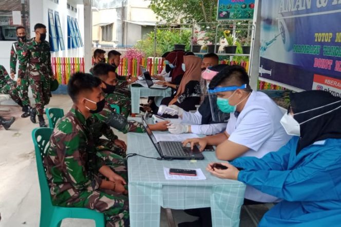 
					Sasar Petugas Publik, Giliran Personel TNI Vaksinasi Covid-19 di Puskesmas Panyabungan Jae