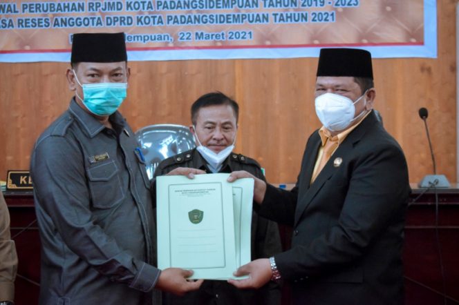 
					Walikota Psp Irsan Efendi Nasution Hadiri Paripurna DPRD Laporan Pansus LKPJ Dan Perubahan RPJMD