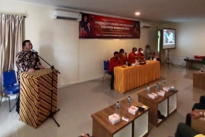 
					Dahlan – Aswin Hadiri Rakercab II PDI Perjuangan Kabupaten Mandailing Natal