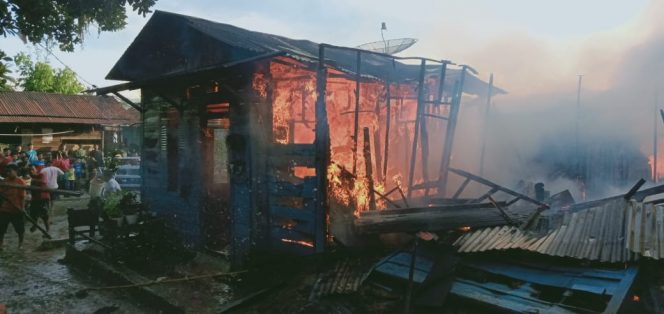 
					Sebuah Rumah Papan Terbakar di Banjar Pagur