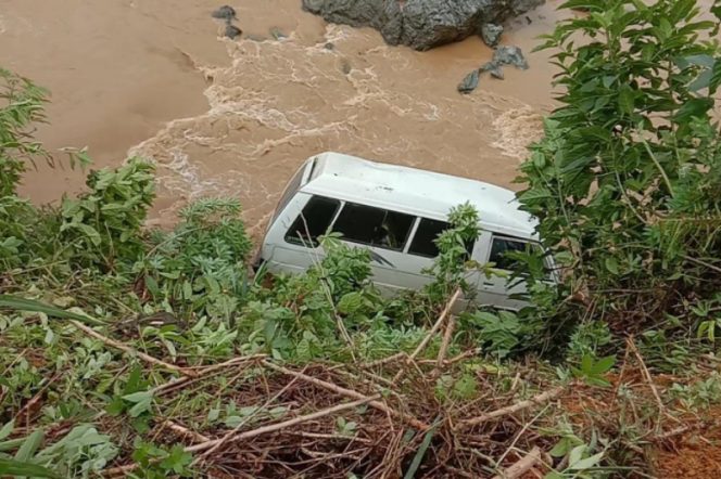 
					Lakalantas di Aek Garingging, Mobil Anatra Terjun Kesungai Batang Natal