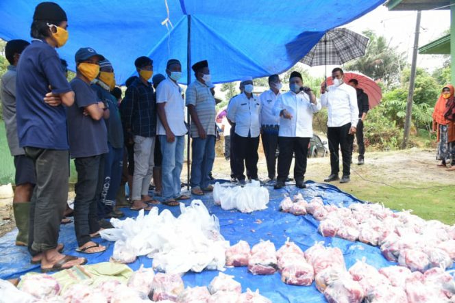 
					Bupati Tapsel Salurkan 100 Paket Daging Kurban ke Desa Siuhom