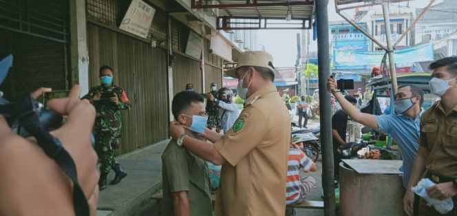 
					Bupati Madina: Klaster Covid-19 Baru Muncul Dari Pasar, Bupati Bagi Bagi Masker