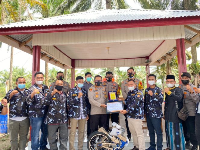 
					Kapolres Palas Terima Penghargaan Dari DPD AMPI Sebagai Pelopor Peduli Kantibmas