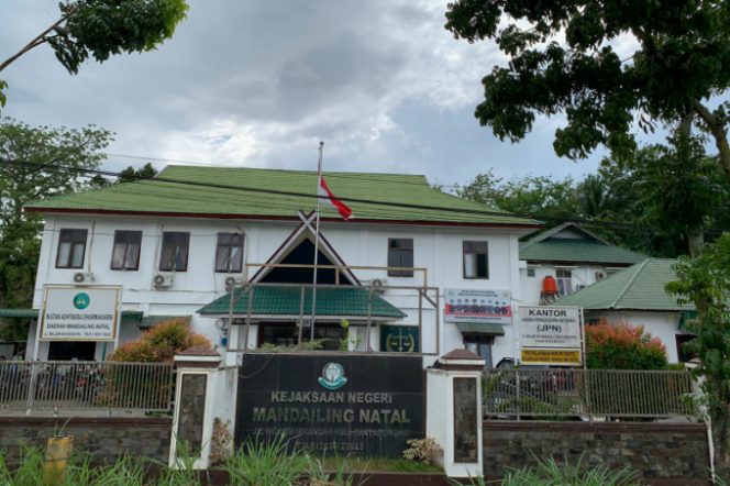 
					Penyidik Kejaksaan Negeri Mandailing Natal Menetapkan Mantan Kepala Desa Pasar V Natal Sebagai Tersangka