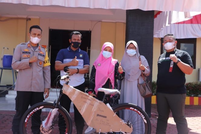 
					Di Vaksin Saat Berulang Tahun, Ratna Sari Dapat Hadiah Sepeda Dari Kapolres Madina
