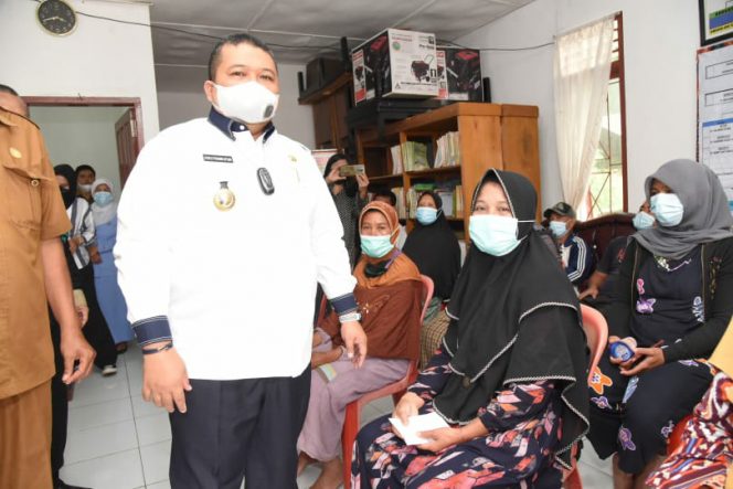 
					Bupati Tapsel Serahkan BLT DD ke 70 Warga Paran Dolok Mardomu