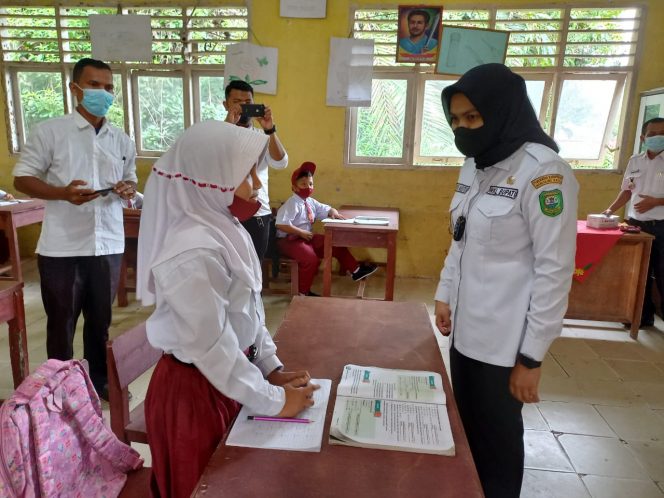 
					Hari Pertama Belajar Tatap Muka, Wakil Bupati Pantau Prokes SDN 178 Laru Lombang