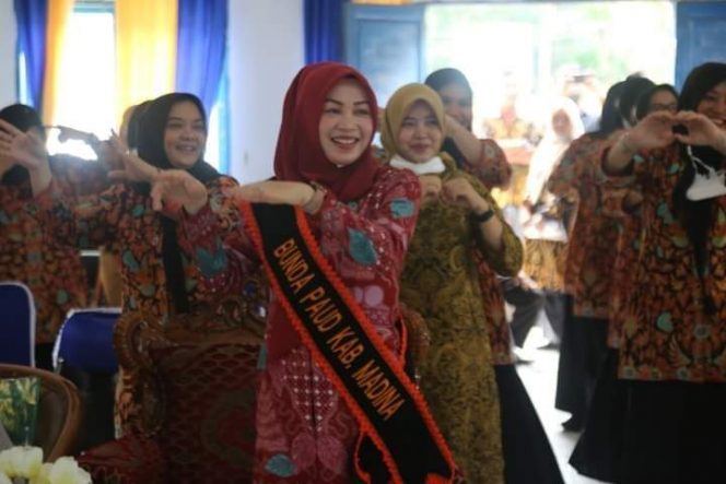 
					Ny. Hj. Eli Mahrani Jafar Sukhairi Nasution Buka Bimtek Penguatan Kapasitas Kepengurusan Bunda PAUD