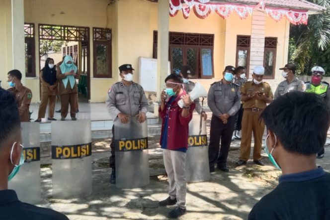 
					Demo Ke Kantor Camat, PNNB Exs Barumun Tuding 5 Desa Tak Salurkan Bantuan Terdampak Covid-19