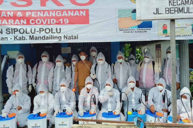 
					Lurah Sipolu Polu Lakukan Penyemprotan Desinfektan