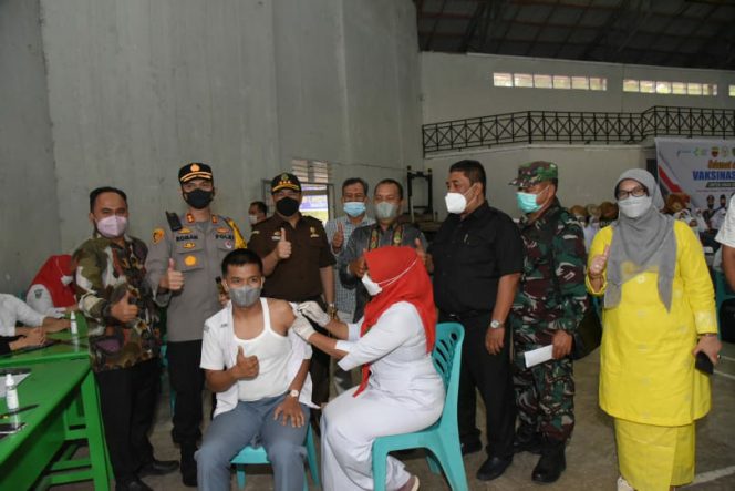 
					Disela Vaksinasi Anak Usia 12-17 Tahun, Sekda Tapsel Ingatkan Pentingnya Prokes
