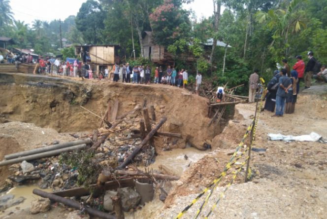 
					Jalan dan Jembatan Ulim Yang Ambruk di Kecamatan Sosopan Belum Diperbaiki